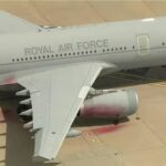 Esta é uma das aeronaves da RAF Voyager que foi ferida. A cor vermelha pode ser revisada sobre o motor e banana
