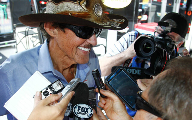 Richard Petty (R) fala com a Fox Sports Publishers durante a série de 2022 NASCAR Cup Goodyear 400 em Darlington - Fonte: Getty