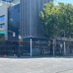 O lado vazio de varejo no centro de San Jose está disponível para venda em um mercado difícil