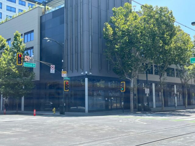 O lado vazio de varejo no centro de San Jose está disponível para venda em um mercado difícil

