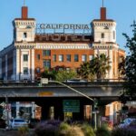 Uma banda de jazz toca enquanto os visitantes assistem ao lobby durante o ovo de reforma no California Hotel, na San Pablo Avenue, em Oakland, Califórnia, na quinta-feira, 15 de maio de 2014. O hotel não está mais em subsídios fortes e locais de US $ 43 milhões após uma empresa de desenvolvimento de US $ 43 milhões após 3 anos, US $ 43 milhões da East Bay Asian Asian, com a ajuda. O hotel já foi um local para jazz, blues e estrelas mambo, como Billie Holiday e Ray Charles, e era um farol para viajantes negros que foram bloqueados em outros lugares pela acomodação. (Jane Tyska/Bay Area News Group)