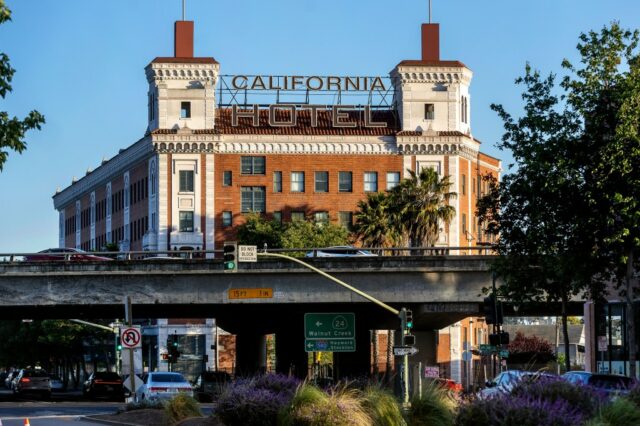 Uma banda de jazz toca enquanto os visitantes assistem ao lobby durante o ovo de reforma no California Hotel, na San Pablo Avenue, em Oakland, Califórnia, na quinta-feira, 15 de maio de 2014. O hotel não está mais em subsídios fortes e locais de US $ 43 milhões após uma empresa de desenvolvimento de US $ 43 milhões após 3 anos, US $ 43 milhões da East Bay Asian Asian, com a ajuda. O hotel já foi um local para jazz, blues e estrelas mambo, como Billie Holiday e Ray Charles, e era um farol para viajantes negros que foram bloqueados em outros lugares pela acomodação. (Jane Tyska/Bay Area News Group)