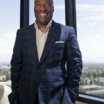 O magnata da mídia Byron Allen contrata Banco de Investimento para vender estações de televisão