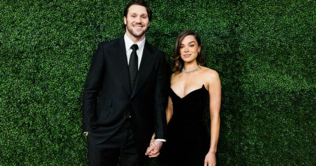 O marechal de campo dos Buffalo Bills, Josh Allen, a estrela dos pecadores pecadores, Hailee Steinfeld na Califórnia

