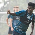 O meio -campista Bekey Oram estende sua estadia com o nordeste do United