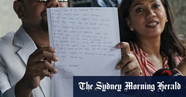 Os advogados de Jazmyn Gourdeas, a esposa mataram o homem de Melbourne, Zivan Radmanovic, seguram -o note à mão para pressionar uma entrevista em Bali na terça -feira.  
