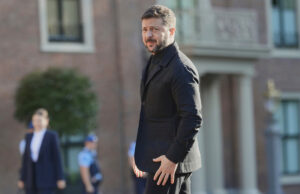 O mercado de exibição na desativação das roupas de Zelensky, que também não é um vestido O mercado de exibição na desativação das roupas de Zelensky, que também não é um vestido