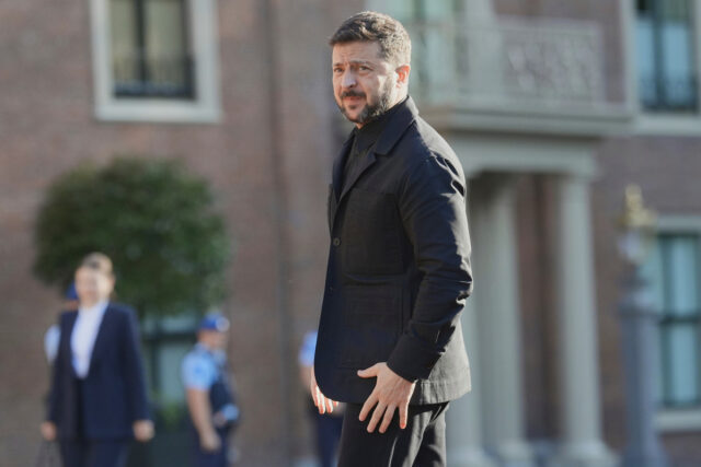 O mercado de exibição na desativação das roupas de Zelensky, que também não é um vestido


