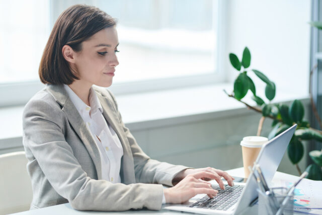 O modo funcionário "Brewing" Boss "com a Internet Hrired de verão e-mail

