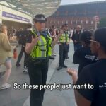 O clipe curto do confronto bizarro vê a polícia da mulher que conta aos evangelistas