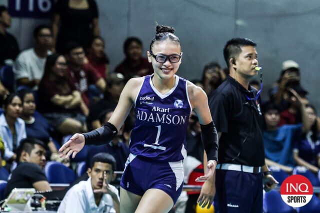 Shaina Nitura de Adamson Lady Falcons, jogo de vôlei feminino da temporada 87 da UAAP.