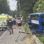 Ônibus de dois andares saiu da estrada e acabou na água em Eastleigh, Hampshire, hoje