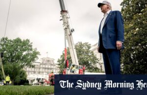 O operador da concha acorda: visto Donald Trump – então dezenas de novo O presidente dos EUA, Donald Trump, balança com as mãos com trabalhadores na Casa Branca, enquanto um artista de guindaste cena um para o outro.