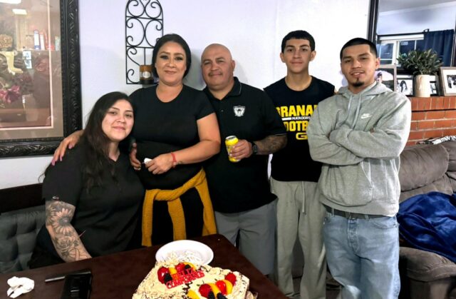Rosa Lopez elimina durante uma manifestação para apoiar seu marido Miguel Lopez no Livermorium Plaza em Livermore, Califórnia, na quarta -feira, 4 de junho de 2025.