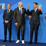 O primeiro -ministro da Albânia, Edi Rama, foi retratado com alguns treinadores brancos nos chefes de estado da OTAN e na cúpula do governo em Haia nesta semana. Foto: O primeiro -ministro albaneses Edi Rama é recebido pelo secretário geral da OTAN, Mark Rutte, e pelo primeiro -ministro holandês Dick Schoof na cúpula na quarta -feira