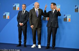 O peculiar ministro da Albânia, Edi Rama O primeiro -ministro da Albânia, Edi Rama, foi retratado com alguns treinadores brancos nos chefes de estado da OTAN e na cúpula do governo em Haia nesta semana. Foto: O primeiro -ministro albaneses Edi Rama é recebido pelo secretário geral da OTAN, Mark Rutte, e pelo primeiro -ministro holandês Dick Schoof na cúpula na quarta -feira