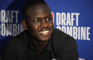 O pequeno departamento da NBA ajudou Khaman Maluach a ser apropriado após o cancelamento de vistos da nação dos EUA. March Madness Logo