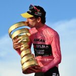 O piloto britânico Simon Yates venceu o Giro D'Italia depois de ficar sem danos desde o último passo
