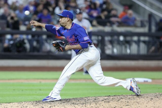 Edwin Diaz joga o campo durante o jogo Met-Braves em 26 de junho de 2025.