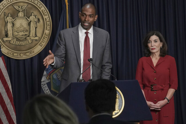 O primeiro deputado de Kathy Hochul quer a primária em Nova York

