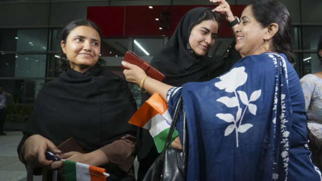 O primeiro grupo de estudantes indianos volta para casa

