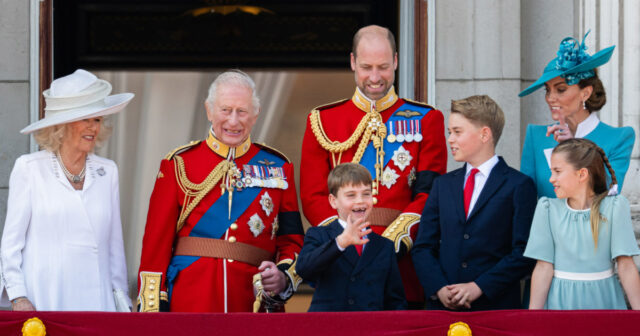 Rainha Camilla, rei Carlos III, príncipe Louis de Wales, príncipe William, príncipe George, princesa Catherine e princesa Charlotte
