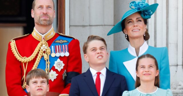 Os momentos mais doces do príncipe William e a princesa Kate com seus filhos 419