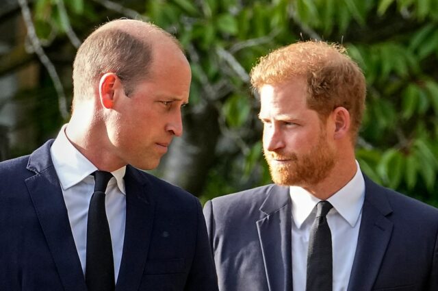 O príncipe Harry, Meghan Markle, o príncipe William e Catherine, a princesa do país de Gales, vão da esquerda, depois de acompanharem o caixão da rainha Elizabeth II em Londres em 14 de setembro de 2022, depois do Westminster Hall, do Palácio de Buckingham, para eles no estado federal de Londres. (Arquivo de imagens Emilio Morenatti /Getty)