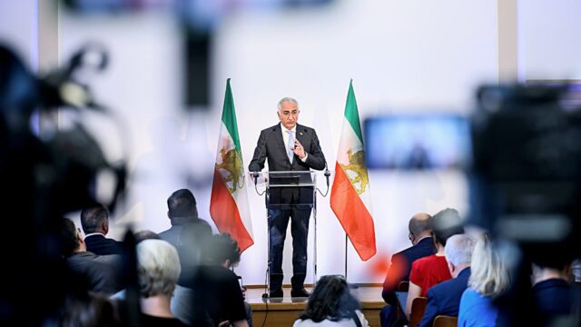 O príncipe exílio alerta o exército iraniano contra uma "chance final" de ficar no modo

