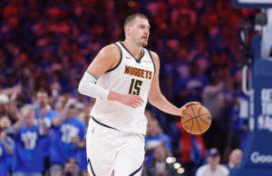 O proprietário do Nuggets, Josh Kroenke, chocou a possibilidade de chocante o comércio de Nikola Jokic, de acordo com as novas regras da CBA: “Devemos prestar atenção à nossa lesão passada” March Madness Logo