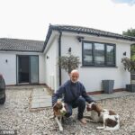 Mark Jones (foto), 55, foi ordenado a demolir um bangalô de jardim de £ 180.000 que ele construiu sem a permissão de planejamento. Ele afirma que a demolição o deixará nas ruas