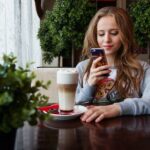 Adolescente com smartphone
