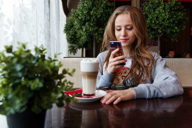 Adolescente com smartphone