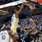 O guarda do Minnesota Timberwolves, Donte Divincenzo (0), o atacante do Golden State Warrior Jonathan Kuminga (00) durante a segunda metade do jogo 2 de uma série de playoffs da NBA-Basketball na quinta-feira, 8 de maio, 2025, em Minneapolis (AP Photo/Fabbie Parr)