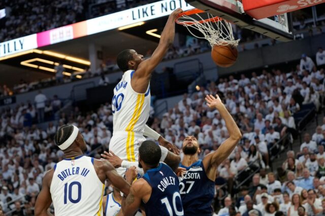 O guarda do Minnesota Timberwolves, Donte Divincenzo (0), o atacante do Golden State Warrior Jonathan Kuminga (00) durante a segunda metade do jogo 2 de uma série de playoffs da NBA-Basketball na quinta-feira, 8 de maio, 2025, em Minneapolis (AP Photo/Fabbie Parr)