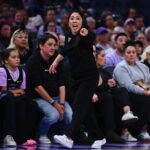 Kayla Thornton (5), da Golden State Valkyries, fala com seu companheiro de equipe depois de derrotar a febre de Indiana durante seu jogo da WNBA no Chase Center em San Francisco, Califórnia, na quinta-feira, 19 de junho de 2025. As Valquírias do Estado Golden derrotaram o Indiana Fever 88-77. (Jose Carlos Fajardo/Bay Area News Group)