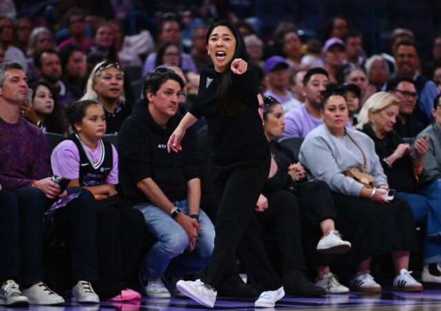 Kayla Thornton (5), da Golden State Valkyries, fala com seu companheiro de equipe depois de derrotar a febre de Indiana durante seu jogo da WNBA no Chase Center em San Francisco, Califórnia, na quinta-feira, 19 de junho de 2025. As Valquírias do Estado Golden derrotaram o Indiana Fever 88-77. (Jose Carlos Fajardo/Bay Area News Group)