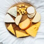 Enquanto um quadro de queijo, como este na foto, pode parecer apetitoso, os especialistas descobriram comer queijo antes de dormir aumenta a probabilidade de pesadelos em 93 %