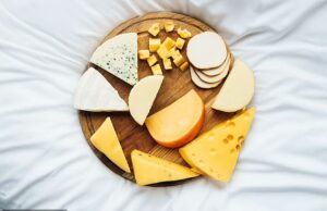 O queijo antes de dormir realmente dá pesadelos? Um estudo finalmente determina o debate Enquanto um quadro de queijo, como este na foto, pode parecer apetitoso, os especialistas descobriram comer queijo antes de dormir aumenta a probabilidade de pesadelos em 93 %