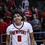 O recrutamento número 1 de Kentucky, Taylen Kinney, posa com Pat Kelsey durante sua visita oficial a Louisville