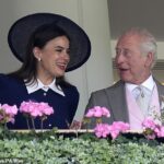 O rei Charles apareceu de grande espírito no quarto dia do Ascot Racing Festival quando se uniu pela atriz Sophie Winkleman em Royal Box