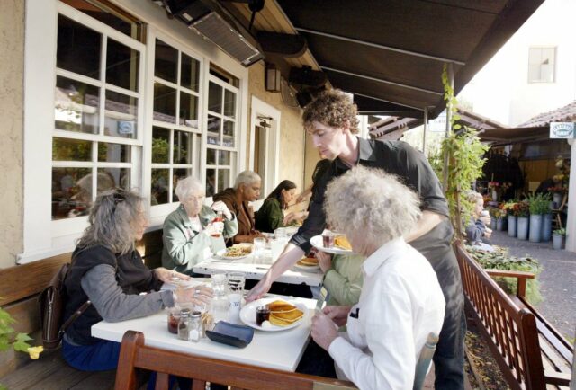 Foto de Ann Lauer, proprietário do Rick e Ann's Restaurant em Oakland em 2005 (Arquivos Ray Chavez/Oakland Tribune)