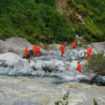 O rio Chenab soa de fortes chuvas; O governo convida a viver seguro