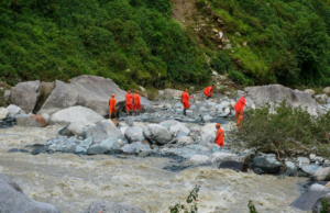 O rio Chenab soa de fortes chuvas; O governo convida a viver seguro O rio Chenab soa de fortes chuvas; O governo convida a viver seguro
