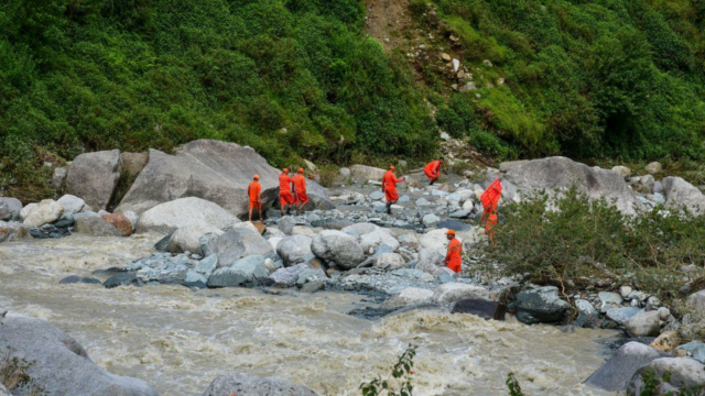 O rio Chenab soa de fortes chuvas; O governo convida a viver seguro

