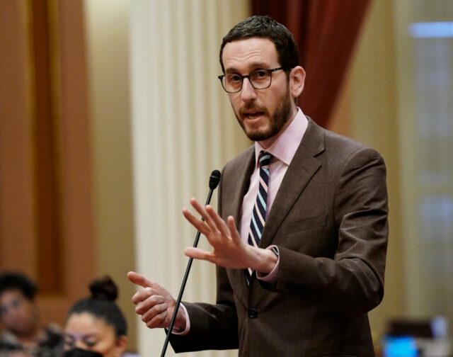 O senador Scott Wiener, o estado, está se preparando para se candidatar ao assento do Congresso de Nancy Pelosi

