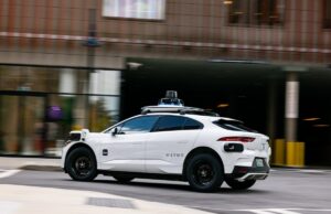 Federais perguntam a Waymo sobre robotáxis passando repetidamente por ônibus escolares em Austin O serviço comercial robotaxi da Uber e Waymo está aberto aos negócios em Atlanta