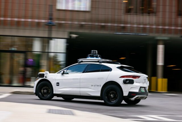 O serviço comercial robotaxi da Uber e Waymo está aberto aos negócios em Atlanta

