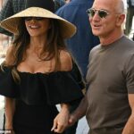 O fundador da Amazon, Jeff Bezos, e sua esposa Lauren Sanchez Bezos foram descobertos pela primeira vez desde que ele dê o nó na sexta -feira
