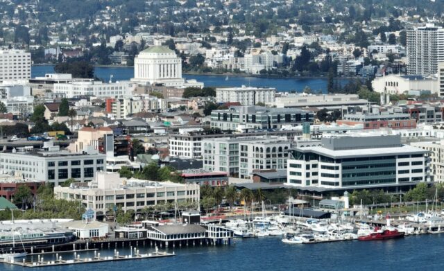 O suposto ladrão se torna dono de casa por 9 anos sobre Oakland, que mata seu amigo

